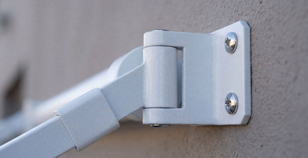 Gros plan sur une platine de fixation en métal et une cheville d'ancrage installée dans le béton